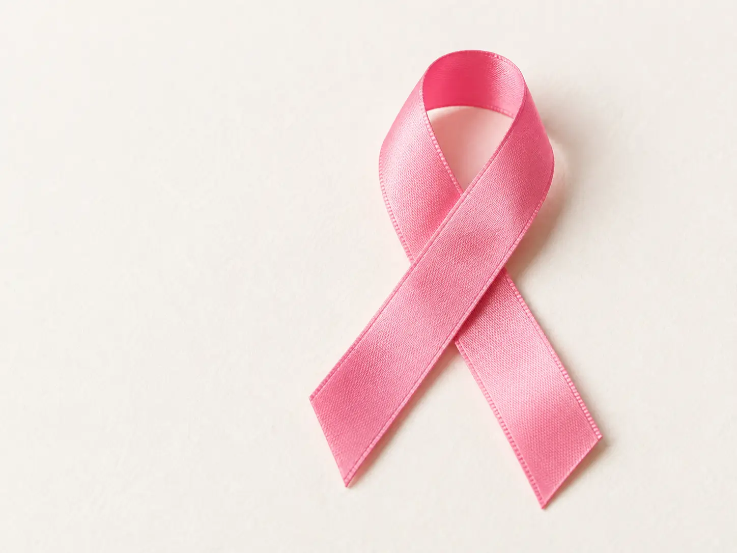 Ruban rose, symbole de la lutte contre le cancer du sein, à l’Institut du Sein de Tanger